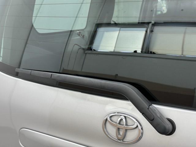 リアワイパーです。　意外に雨粒が溜まって見えにくくなる時がありますよね。　後方の視界もシッカリ確保できて安全にドライブできますね。