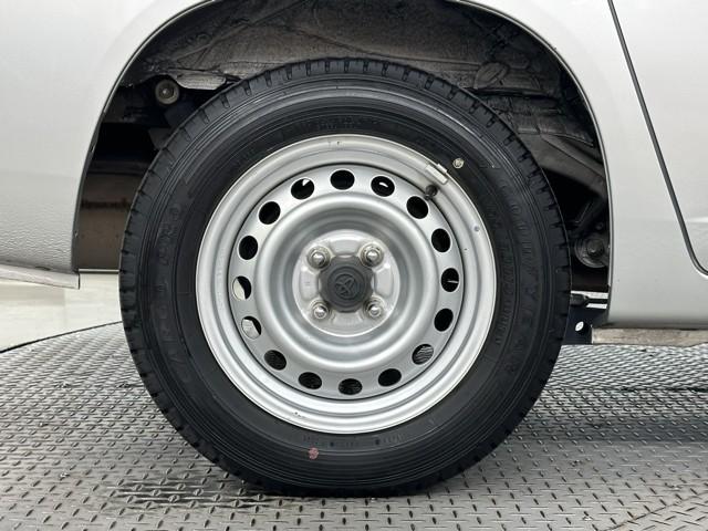 スチールホイールです。　重いと思われがちですが、頑丈な素材を使って使う量を少なく出来るのでアルミホイールよりも軽い事もあるんですよ。　お好みのホイールも付けれますよ。