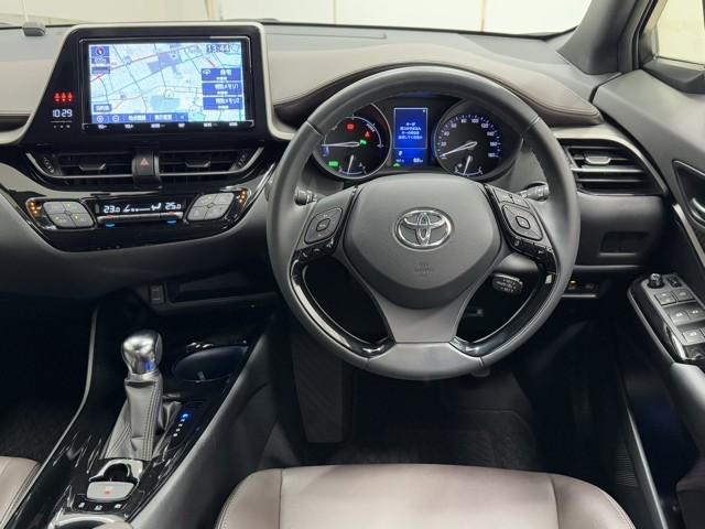 C-HR G ハーフ革 TSS ワンオナ アイドルストップ DVD再生可 定期点検記録簿 LEDヘッド バックモニタ イモビライザー ナビ&TV ETC付 キーフリーシステム スマキー 横滑り防止機能 クルーズC(4枚目)