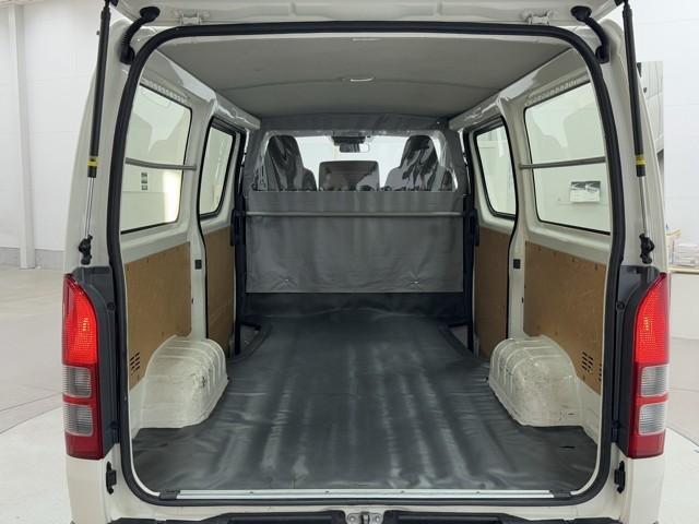 ハイエースバン ロングＤＸ　ブレーキサポート　リアカメラ　ＰＷ　運転席エアバッグ　ナビテレビ　横滑り防止　整備点検記録簿　イモビ付　パワーステアリング　エアコン　ミュージックプレイヤー接続可　ＡＢＳ　キーレス　ワンセグテレビ（16枚目）