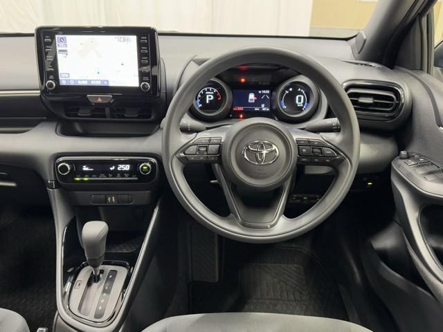 ヤリス Ｇ　カーナビ　点検記録簿　Ｂカメラ　エアコン　スマートキー＆プッシュスタート　ドライブレコーダー　ＬＥＤヘッド　メモリーナビゲーション　イモビ　横滑り防止システム　クルーズＣ　ＡＢＳ　パワーウィンドウ（4枚目）