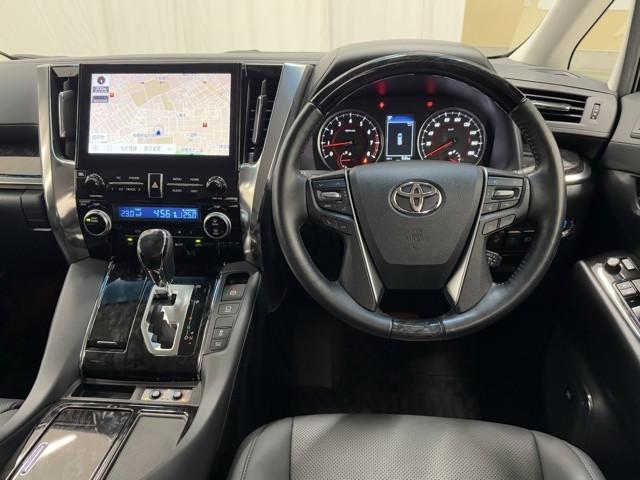 アルファード ２．５Ｓ　Ｃパッケージ　両電動ドア　Ｂモニタ　地デジ　定期点検記録簿　ＤＶＤ再生可能　リアオートエアコン　ナビテレビ　横滑り防止　クルコン　ＡＣ１００Ｖ電源　セキュリティ　ＥＴＣ車載器　ＬＥＤヘッドライト　スマートキー　３列（4枚目）