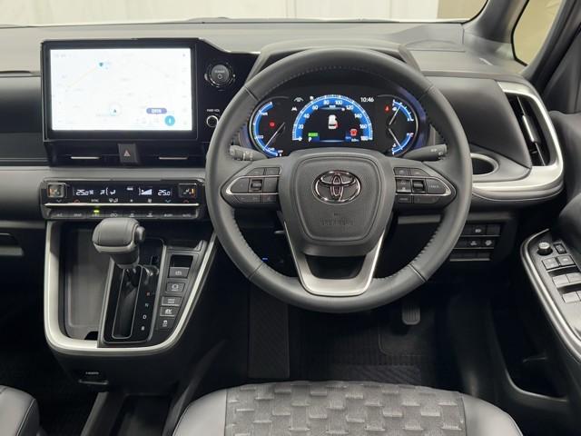 ヴォクシー ハイブリッドＳ－Ｚ　パワーウィンドウ　ＤＶＤ再生機能　インテリキー　横滑防止装置　地デジＴＶ　アクティブクルーズコントロール　フルオートエアコン　リアカメラ　エアバッグ　ＡＢＳ　１００Ｖ充電　ナビＴＶ　ＷＡＣ　キーレス（4枚目）