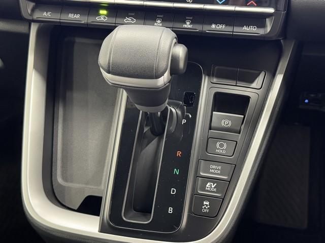 ヴォクシー ハイブリッドＳ－Ｚ　パワーウィンドウ　ＤＶＤ再生機能　インテリキー　横滑防止装置　地デジＴＶ　アクティブクルーズコントロール　フルオートエアコン　リアカメラ　エアバッグ　ＡＢＳ　１００Ｖ充電　ナビＴＶ　ＷＡＣ　キーレス（10枚目）