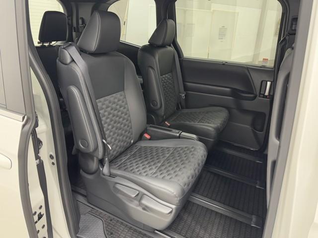 ヴォクシー ハイブリッドＳ－Ｚ　パワーウィンドウ　ＤＶＤ再生機能　インテリキー　横滑防止装置　地デジＴＶ　アクティブクルーズコントロール　フルオートエアコン　リアカメラ　エアバッグ　ＡＢＳ　１００Ｖ充電　ナビＴＶ　ＷＡＣ　キーレス（16枚目）