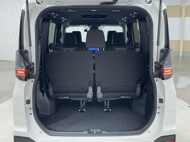 ヴォクシー ハイブリッドＳ－Ｚ　パワーウィンドウ　ＤＶＤ再生機能　インテリキー　横滑防止装置　地デジＴＶ　アクティブクルーズコントロール　フルオートエアコン　リアカメラ　エアバッグ　ＡＢＳ　１００Ｖ充電　ナビＴＶ　ＷＡＣ　キーレス（17枚目）