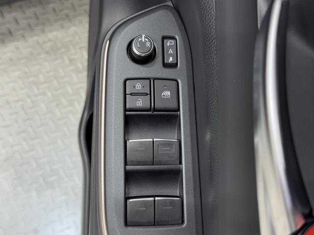 パワーウィンドウのスイッチですよ。　運転席に居ながら窓を開け閉めのコントロールできますよ。　ロック機能で、子供がイタズラして窓を開けるという事も無くなりますよ。