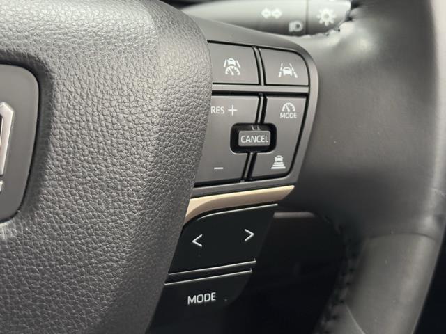 レーダークルーズコントロールです。　前の車との距離をレーダーで測り一定の車間距離に保ってくれますよ。詳細はスタッフまで。