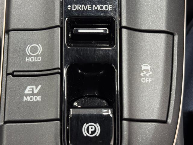 エンジンとモーター２つのパワー源を持つハイブリッドならではの装備。ＥＶスイッチを押すとモーターのみの走行が出来ますよ。　モーターのみの駆動なので静かです。