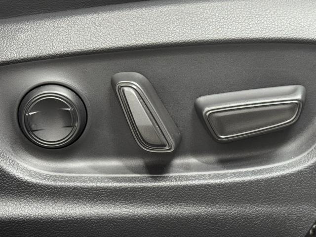 スイッチ一つでシート調整可能な電動パワーシートです。　細かい調整ができるので、何時でも思い通りのポジションが取れますね。