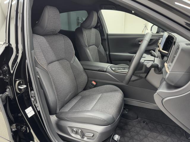 シンプルながらホールドの良いシートです。　しっかり、ホールドしてくれるシートの方が長く座っていても疲れにくいんですよ。