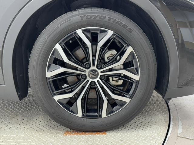 かっこいいホイールですね。　車のイメージを大きく左右するホイール部分はコダワリを持ちたいですね。