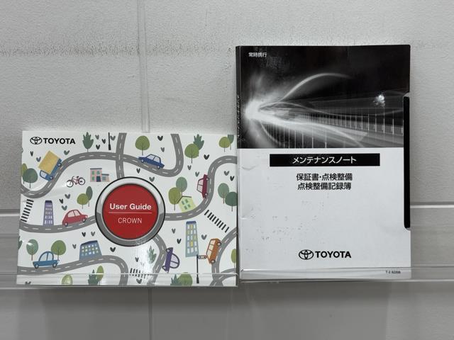 メンテナンスノート、取扱説明書です。　その車の整備記録が事細やかに記録されています。　車が生まれてから今までどのような道を歩んできたのか判るとても重要な物ですよ。