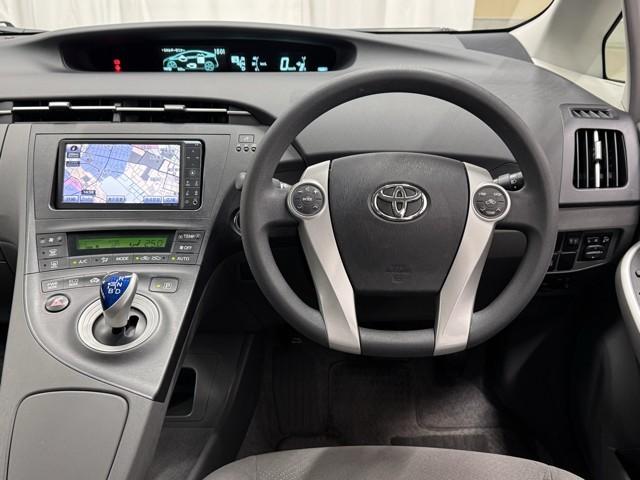 プリウス Ｓ　アイドリングストップ搭載　Ｂモニタ－　フルセグ地デジ　ＡＵＸ接続可　インテリキー　ＨＤＤナビゲーション　デュアルエアバック　エアＢ　イモビライザー　ＤＶＤ再生可能　ナビＴＶ　ＡＵＴＯエアコン　ＡＢＳ（4枚目）