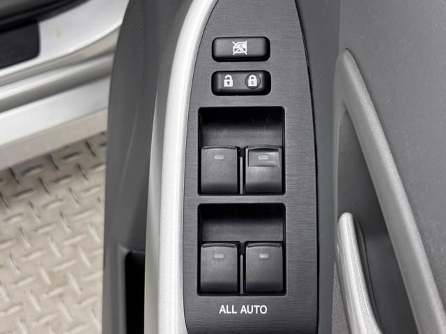 プリウス Ｓ　アイドリングストップ搭載　Ｂモニタ－　フルセグ地デジ　ＡＵＸ接続可　インテリキー　ＨＤＤナビゲーション　デュアルエアバック　エアＢ　イモビライザー　ＤＶＤ再生可能　ナビＴＶ　ＡＵＴＯエアコン　ＡＢＳ（12枚目）