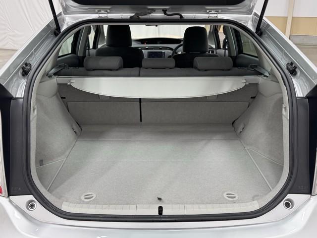 プリウス Ｓ　アイドリングストップ搭載　Ｂモニタ－　フルセグ地デジ　ＡＵＸ接続可　インテリキー　ＨＤＤナビゲーション　デュアルエアバック　エアＢ　イモビライザー　ＤＶＤ再生可能　ナビＴＶ　ＡＵＴＯエアコン　ＡＢＳ（16枚目）