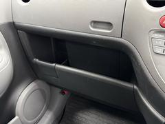 充実の小物入れですね。　ついつい、車内に貯めがちの物も小物入れがあれば綺麗に収納できますね。　詰め過ぎには注意してくださいね。 7