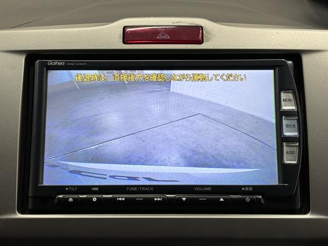 フリード Ｇ　ジャストセレクション　電動パワースライドドア　Ｗエアバック　地デジテレビ　ＤＶＤ視聴可　盗難防止アラーム　キーレス　整備記録簿　ミュージックプレイヤー接続可　Ｂカメラ　横滑り防止装置付き　インテリキー　ウォークスルー（6枚目）