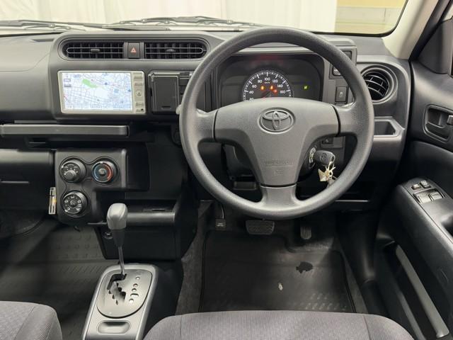 シンプルながら機能性あふれる運転席周りです。　使いやすいスイッチ類の配置によりとても運転しやすいですよ。