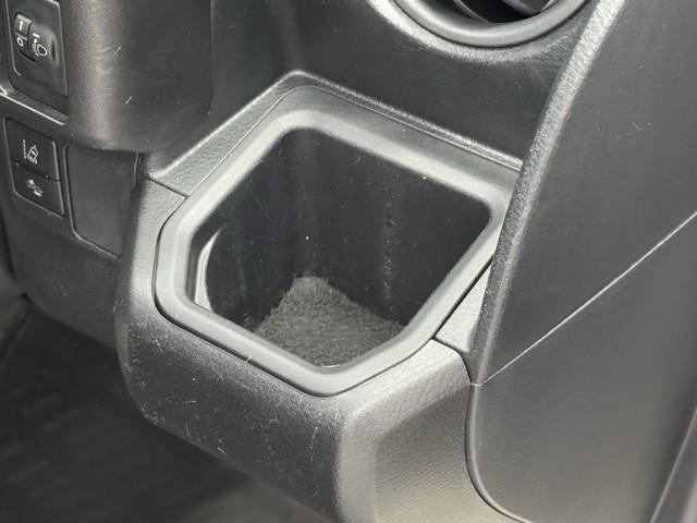 カップホルダーです。　長い間乗っていると沢山置く場所が欲しくなりますよね。　缶ジュースを開けて運転していると振動で倒れないかヒヤヒヤしちゃいますよね。　意外に無いと困る装備ですよね。