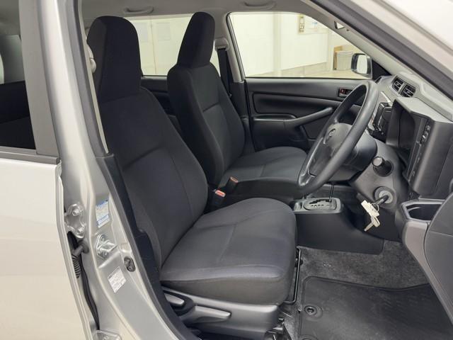 シンプルながらホールドの良いシートです。　しっかり、ホールドしてくれるシートの方が長く座っていても疲れにくいんですよ。