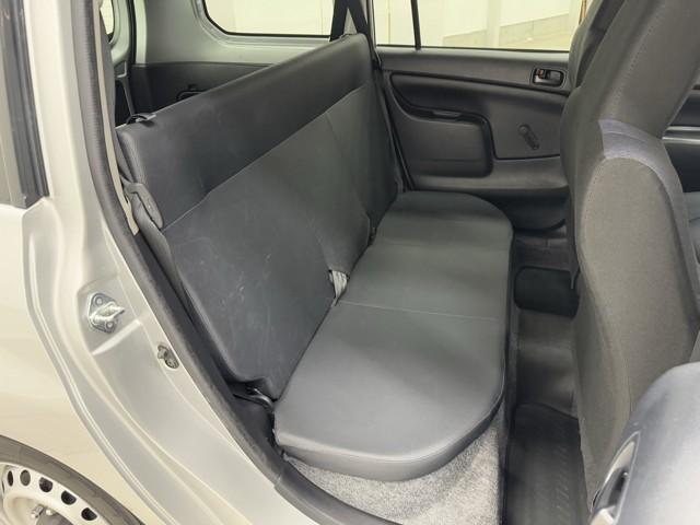 足元広々で、ゆったりとした後席ですね。　後席でノビノビ、リラックス快適な空間でドライブはいかがですか。