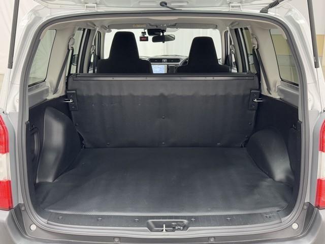 大きな開口部の荷室スペースはとても広々としています。　大きな荷物も楽々収納出来ちゃいますよ。　大は小を兼ねると言いますしスペースは大きい事に越した事はありませんね。