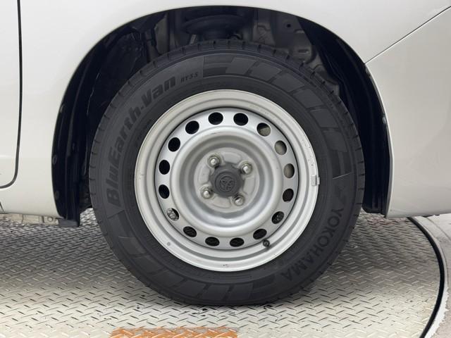 頑丈なスチールホイールです。　頑丈なのでガシガシ走れますね。　お好みのホイールに交換することも出来ますよ。
