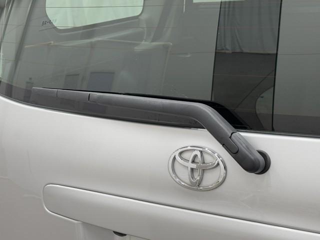 リアワイパーが有るおかげで、後方の視界もシッカリ確保できるので安全にドライブできますね。　悪天候時に有ると安心ですよね。