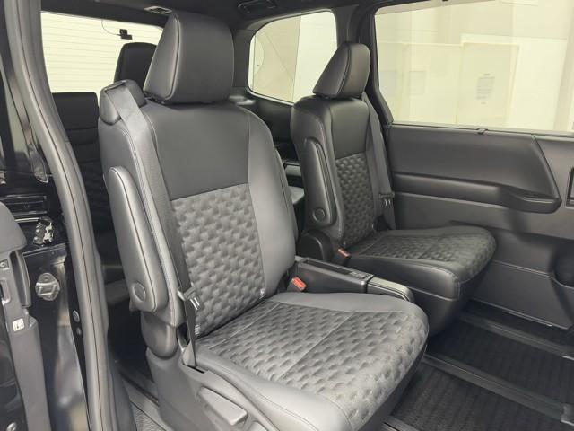 ヴォクシー Ｓ－Ｚ　ＤＶＤ再生機能　スマートキープッシュスタート　両側電動パワースライドドア　パワーウインドウ　１オナ　ＥＴＣ車載器　ＬＥＤライト　デュアルエアコン　アルミホイール　盗難防止装置　記録簿　横滑り防止機能（17枚目）