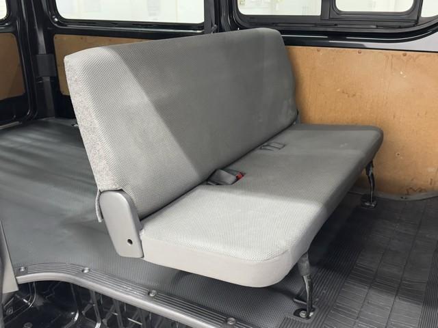 ハイエースバン ロングDX ブレーキサポート リアカメラ PW 運転席エアバッグ ナビテレビ 横滑り防止 整備点検記録簿 イモビ付 パワーステアリング エアコン ミュージックプレイヤー接続可 ABS キーレス ワンセグテレビ(16枚目)