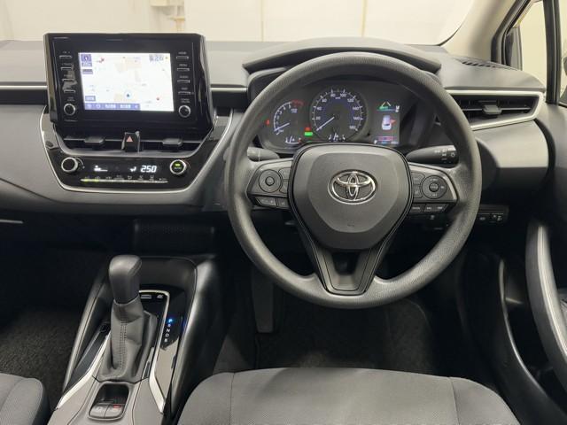 シックな色使いの運転席周りですね。すっきりとしたデザインで上品な色使いです。居心地の良い運転席、長く座ってられるリラックスできるデザインがいいですね。