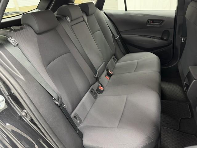 足元広々の座り心地良好、後席ですよ。　ドライビング中、長い間同じ体勢で居るのって大変ですよね。　長く座っているものだから、リラックスできるシートがいいですよね。