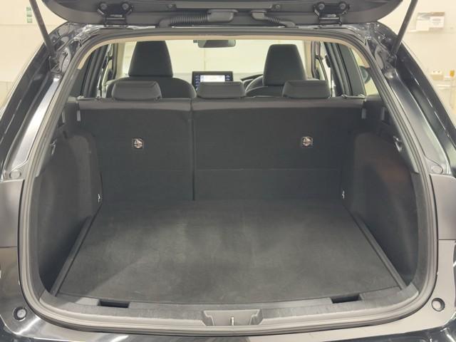 とても広々、大きな開口部の荷室スペースですね。　開口部広々だから、大きな荷物も楽々収納出来ちゃいますね。　荷物スペースは広いほうがいいですよね。