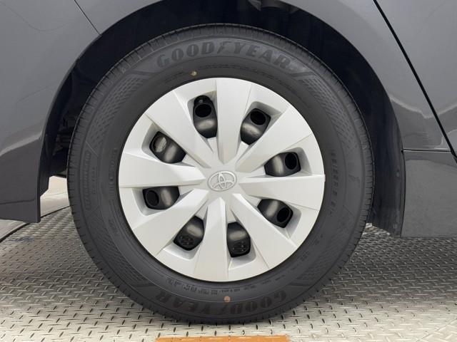 ホイールキャップ付です。　ホイールの上にカバーを付けています。　デザインの事も考えられていますが、空力のことも考えられているんですよ。