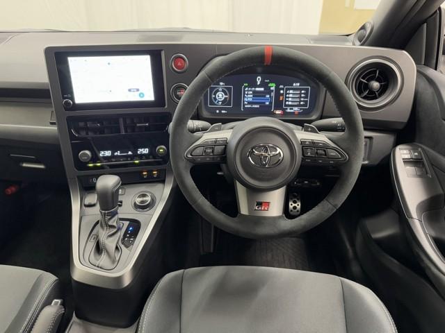 ＧＲヤリス ＲＺ　ＬＥＤライト　フルセグＴＶ　Ｂカメラ　オートエアコン　エアバッグ　スマートキ－　パワーウインドウ　ミュージックプレイヤー接続可　キーフリー　カーテンエアバッグ　ＡＢＳ　ＥＴＣ　４ＷＤ　ＥＳＣ　ドラレコ（4枚目）