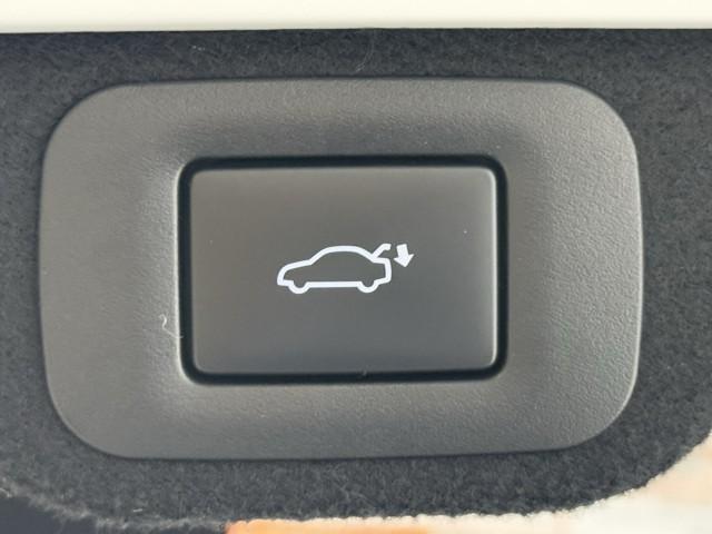 クラウンクロスオーバー Ｇアドバンスド・レザーパッケージ　ＴＳＳ　レザー　フルセグＴＶ　パワーシート　ＬＥＤヘッドライト　クルーズコントロール　Ｂカメラ　エアロ　ドライブレコーダ　オートエアコン　アルミホイル　ＥＴＣ付　横滑り防止装置　４ＷＤ　ＴＶ　ＡＢＳ（17枚目）