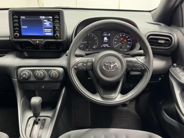 ヤリス Ｘ　アイドリングストップ付き　ＰＣＳ　スマートキーシステム　横滑り防止装置付き　記録簿有　ワイヤレスキー　盗難防止　サイドエアバック　エアコン　Ｗエアバッグ　パワーウインドウ　ＥＴＣ付き　パワステ　ＡＢＳ（4枚目）