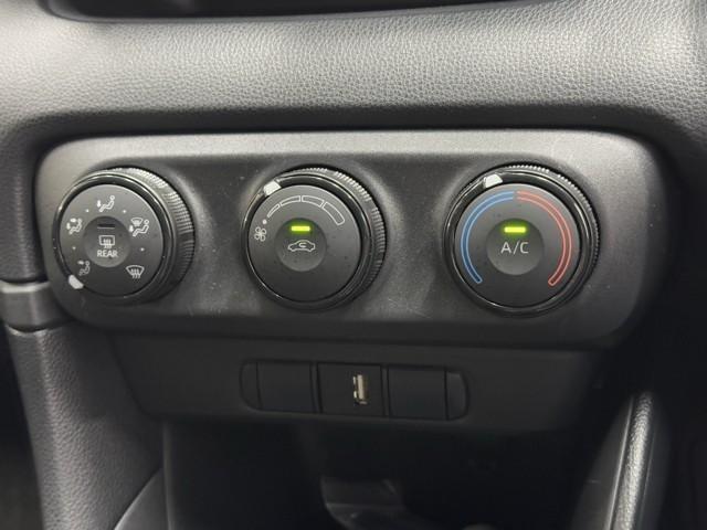 ヤリス Ｘ　アイドリングストップ付き　ＰＣＳ　スマートキーシステム　横滑り防止装置付き　記録簿有　ワイヤレスキー　盗難防止　サイドエアバック　エアコン　Ｗエアバッグ　パワーウインドウ　ＥＴＣ付き　パワステ　ＡＢＳ（7枚目）