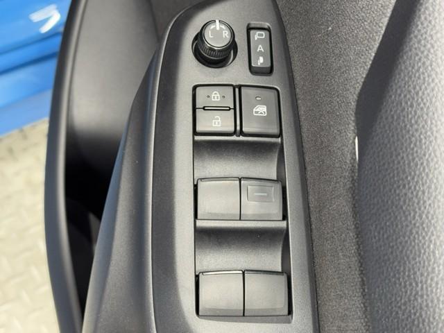 ヤリス Ｘ　アイドリングストップ付き　ＰＣＳ　スマートキーシステム　横滑り防止装置付き　記録簿有　ワイヤレスキー　盗難防止　サイドエアバック　エアコン　Ｗエアバッグ　パワーウインドウ　ＥＴＣ付き　パワステ　ＡＢＳ（9枚目）