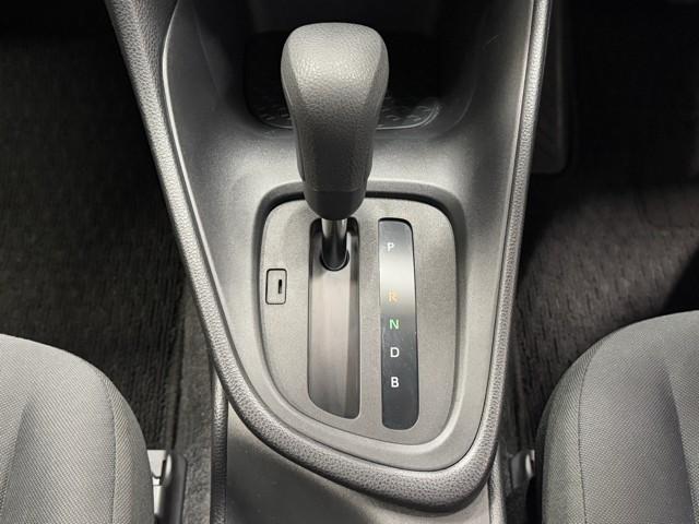 ヤリス Ｘ　アイドリングストップ付き　ＰＣＳ　スマートキーシステム　横滑り防止装置付き　記録簿有　ワイヤレスキー　盗難防止　サイドエアバック　エアコン　Ｗエアバッグ　パワーウインドウ　ＥＴＣ付き　パワステ　ＡＢＳ（10枚目）