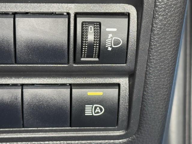 ヤリス Ｘ　アイドリングストップ付き　ＰＣＳ　スマートキーシステム　横滑り防止装置付き　記録簿有　ワイヤレスキー　盗難防止　サイドエアバック　エアコン　Ｗエアバッグ　パワーウインドウ　ＥＴＣ付き　パワステ　ＡＢＳ（12枚目）