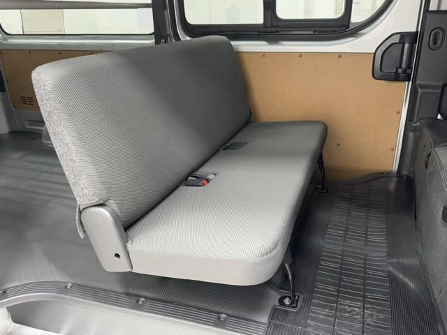 ハイエースバン ＤＸ　ＤＶＤ　ドラレコ　ナビＴＶ　横滑り防止　イモビ　４ＷＤ　バックカメラ　キーレス　運転席エアバッグ　ＥＴＣ　ミュージックプレイヤー接続可　メモリーナビ　パワーウインドウ　ＡＢＳ　エアコン　パワステ（16枚目）
