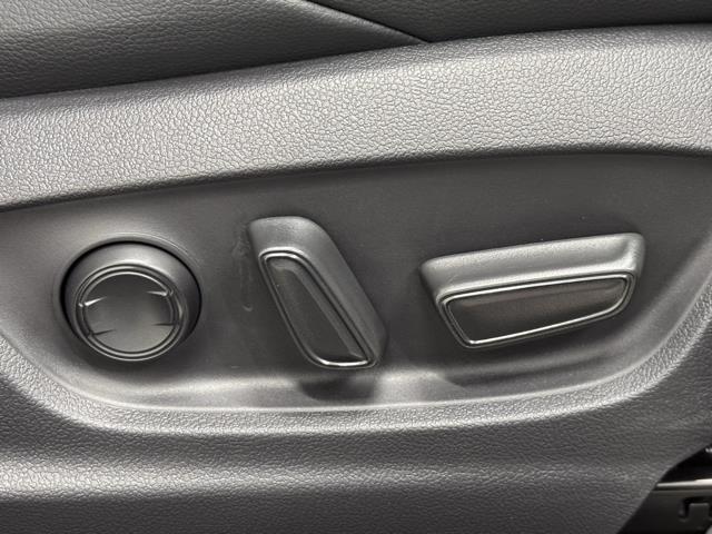 電動パワーシートはボタン一つで細やかな調節が可能ですよ。　意外に力が要るシートの移動もラクラク、思い通りのポジションが見つかります。