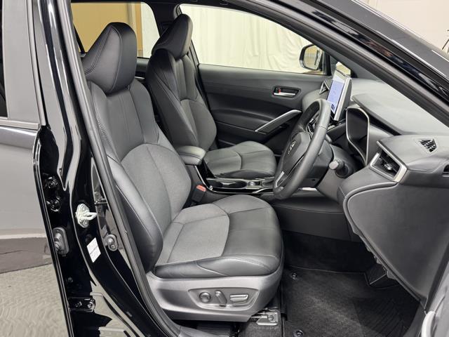 シンプルながらホールドの良いシートです。　しっかり、ホールドしてくれるシートの方が長く座っていても疲れにくいんですよ。