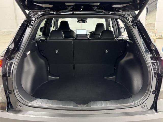 大きな開口部の荷室スペースはとても広々としています。　大きな荷物も楽々収納出来ちゃいますよ。　大は小を兼ねると言いますしスペースは大きい事に越した事はありませんね。