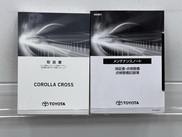 メンテナンスノート、取扱説明書です。　その車の整備記録が事細やかに記録されています。　車が生まれてから今までどのような道を歩んできたのか判るとても重要な物ですよ。