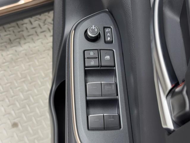 クラウンクロスオーバー Ｇ　ＬＥＤヘッドライト　衝突被害軽減ブレーキ　点検記録簿　ＡＣ１００Ｖ電源　地デジ　電動シート　オートクルーズコントロール　バックモニター　盗難防止システム　ＥＴＣ　アルミホイール　４ＷＤ　横滑り防止機能（9枚目）