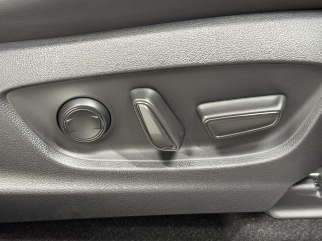 クラウンクロスオーバー Ｇ　ＬＥＤヘッドライト　衝突被害軽減ブレーキ　点検記録簿　ＡＣ１００Ｖ電源　地デジ　電動シート　オートクルーズコントロール　バックモニター　盗難防止システム　ＥＴＣ　アルミホイール　４ＷＤ　横滑り防止機能（13枚目）