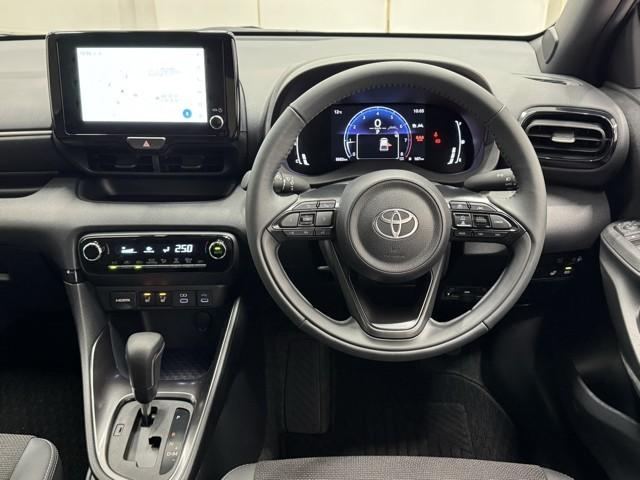 ヤリス Ｚ　サイドＳＲＳ　ＡＡＣ　バックモニタ　スマキー　横滑防止装置　キーフリー　ＬＥＤランプ　パワーウインドウ　助手席エアバック　クルコン　エアバッグ　パワーステアリング　盗難防止システム　ドライブレコーダー（4枚目）